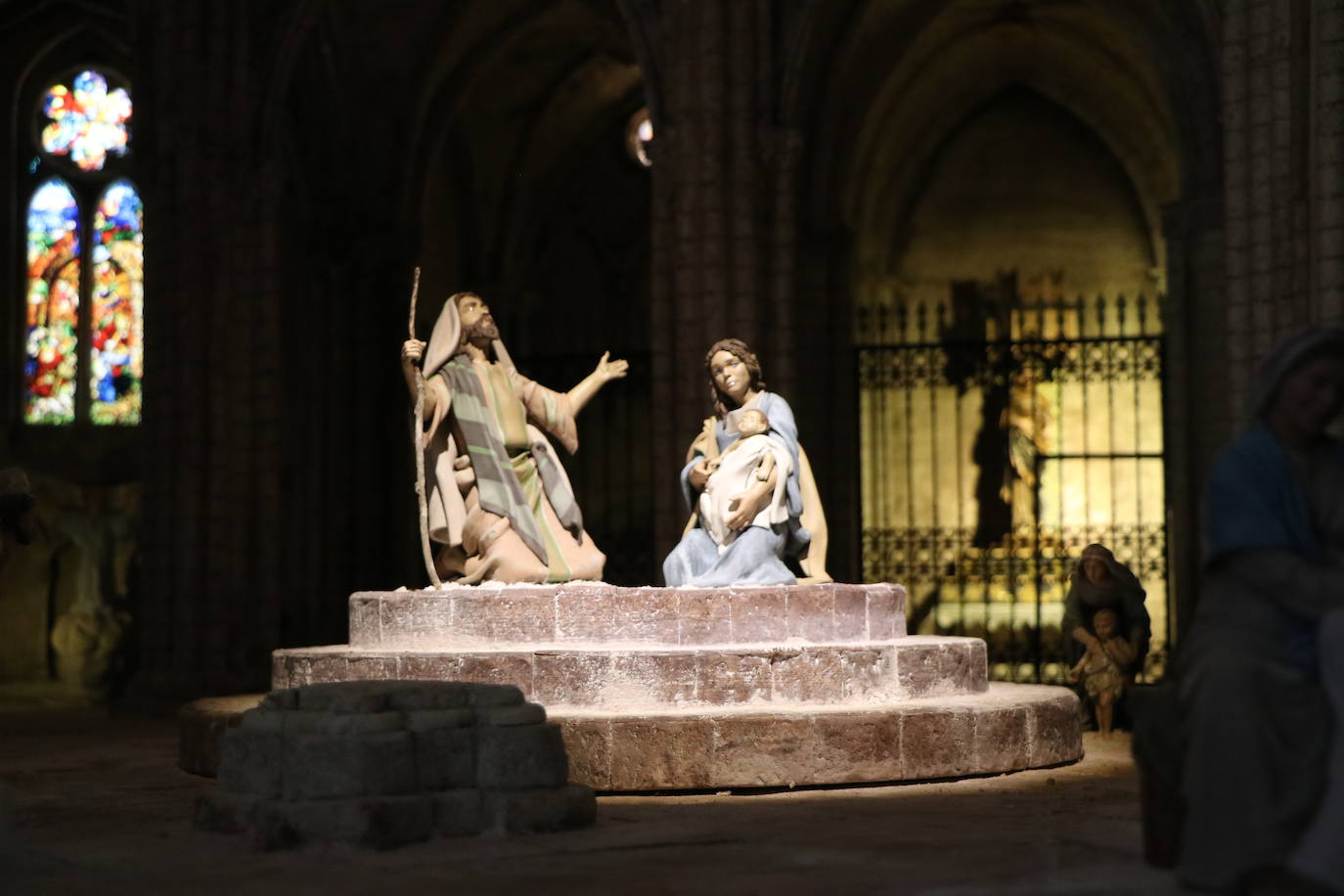 San José, la Virgen María y el niño Jesús recién nacido en una de las escenas del Belén Monumental. 