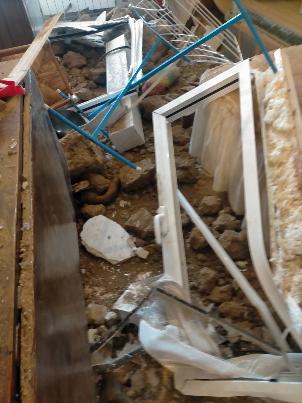 Restos de abodes de la pared, la ventana y los destrozos tras el accidente.