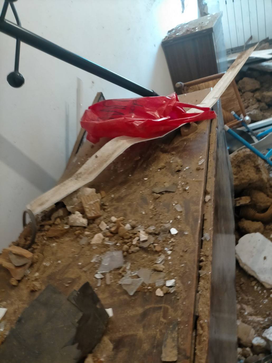 Restos de abodes de la pared y múltiples destrozos tras el accidente.