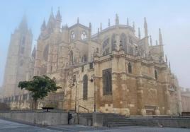 La niebla se ha hecho visible en la capital leonesa este domingo.