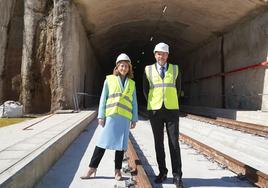 La exministra de Transportes, Raquel Sánchez, y el nuevo ministro de Transportes, Óscar Puente.