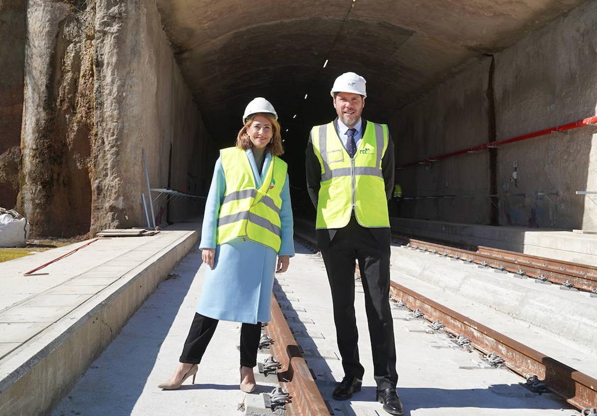 La exministra de Transportes, Raquel Sánchez, y el nuevo ministro de Transportes, Óscar Puente.