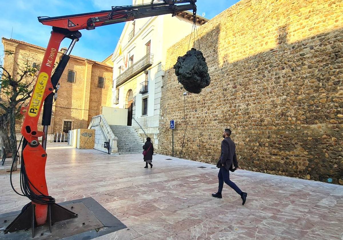 Limpieza del conjunto de Aduardo Arroyo en Puerta Castillo.