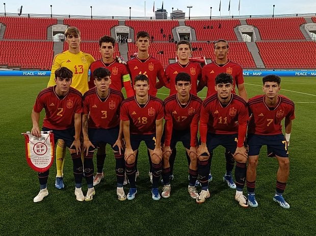 Fran González, con el dorsal 13, en el partido de España sub-19 ante Chipre.