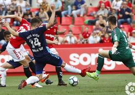 Jorge Palatsí y David García tratan de taponar un disparo de Manu Barreiro en el partido de la temporada 2017/18 de la Cultural ante el Nástic.