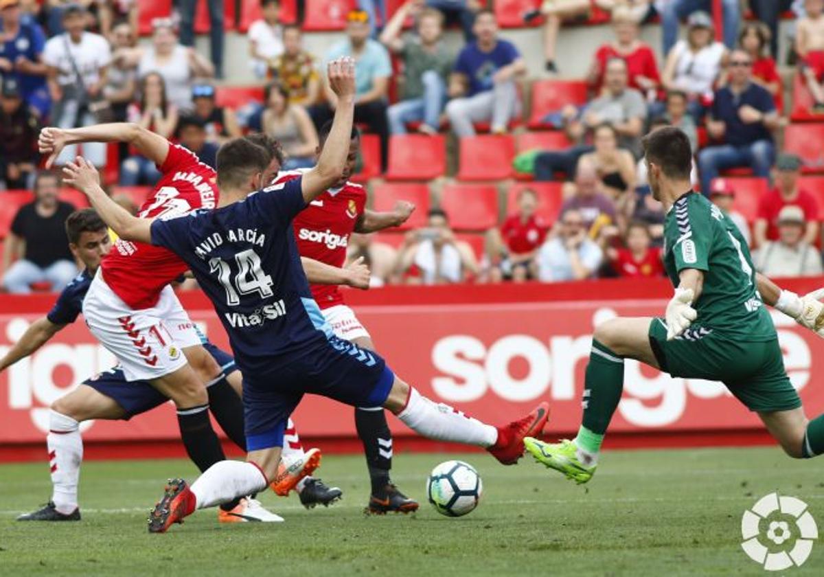 Jorge Palatsí y David García tratan de taponar un disparo de Manu Barreiro en el partido de la temporada 2017/18 de la Cultural ante el Nástic.