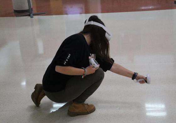 Una alumna realizando el proyecto de investigación del grupo SINFAB