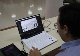 Alberto Martínez observa en el ordenador la recreación virtual del ejercicio.