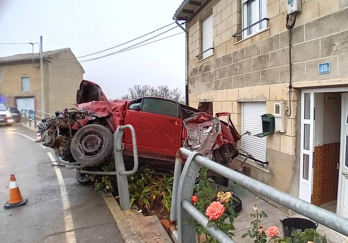 Momentos previos a la retirada del vehículo tras el accidente.