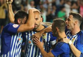 Yuri celebra un gol con sus compañeros.