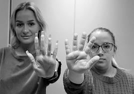 Jimena Martínez y Verónica Rayo tras contar su historia, en la lucha contra la violencia de género.