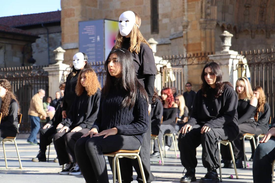 Alumnos de la Escuela de Arte durante la representación.