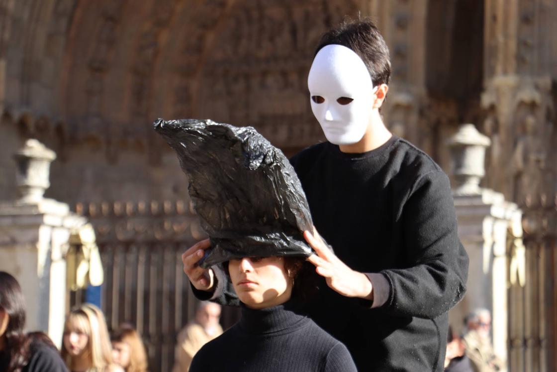 Alumno cubriendo el rostro de la víctima con una bolsa.