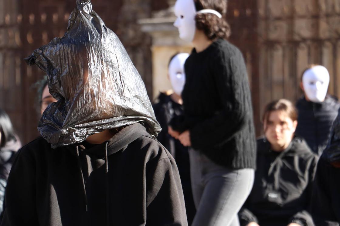 Alumno con el rostro cubierto por una bolsa.