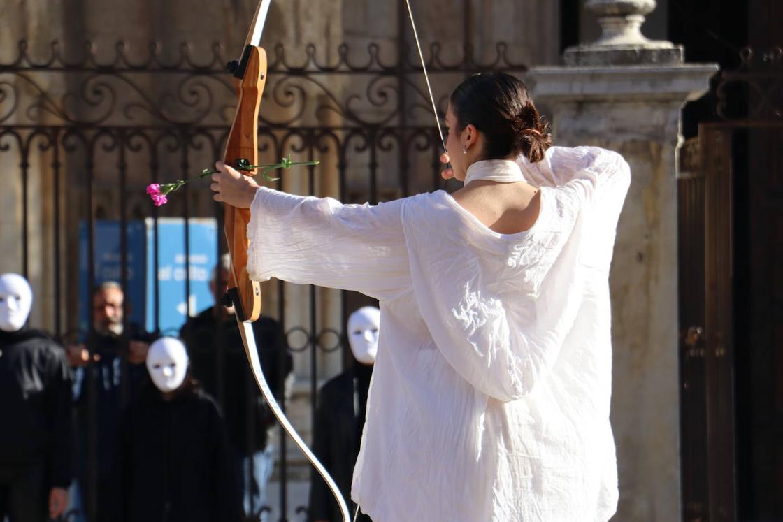 Alumno en representación a las rosas que homenajean a las víctimas.