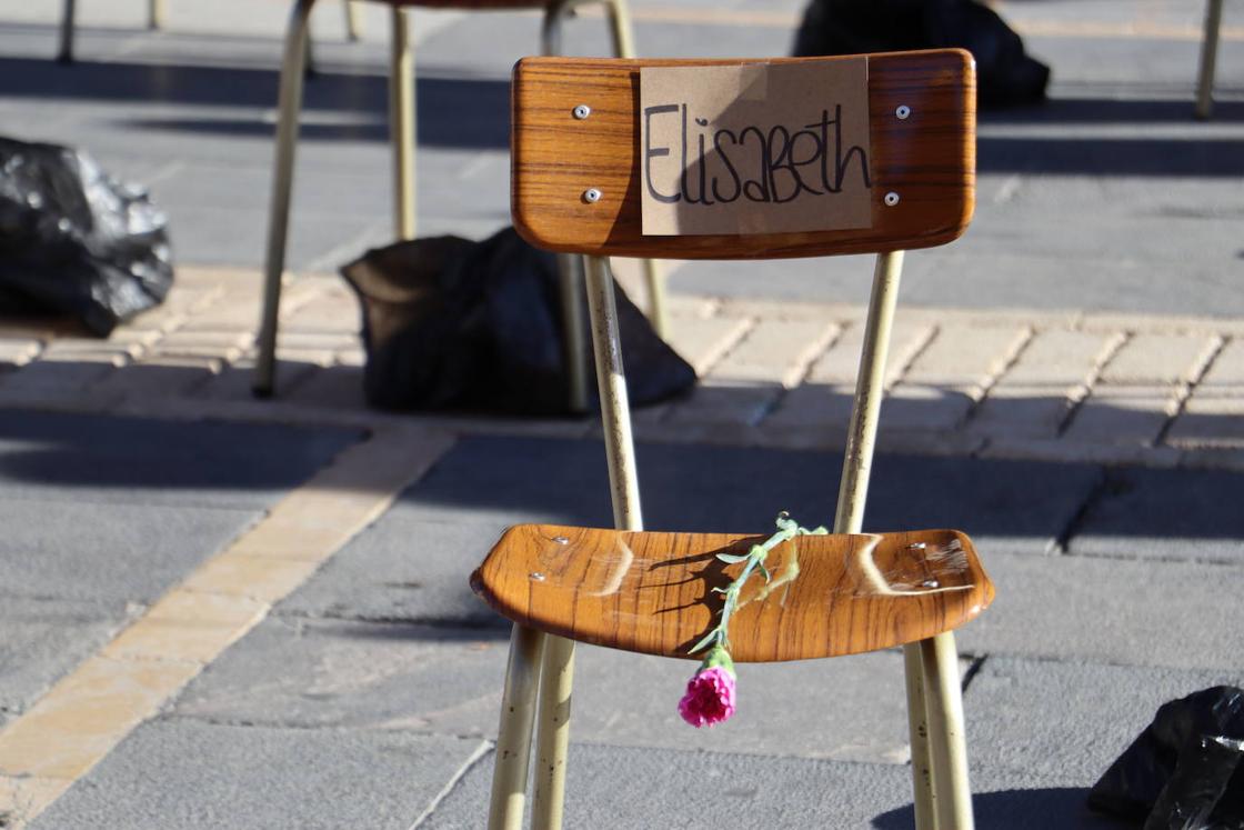 Sillas vacías con rosas en honor a las víctimas,