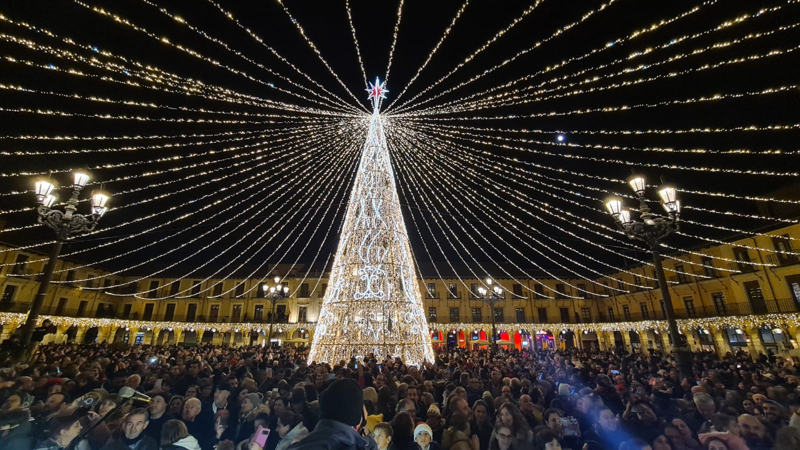 Inaugurado el alumbrado navideño de León