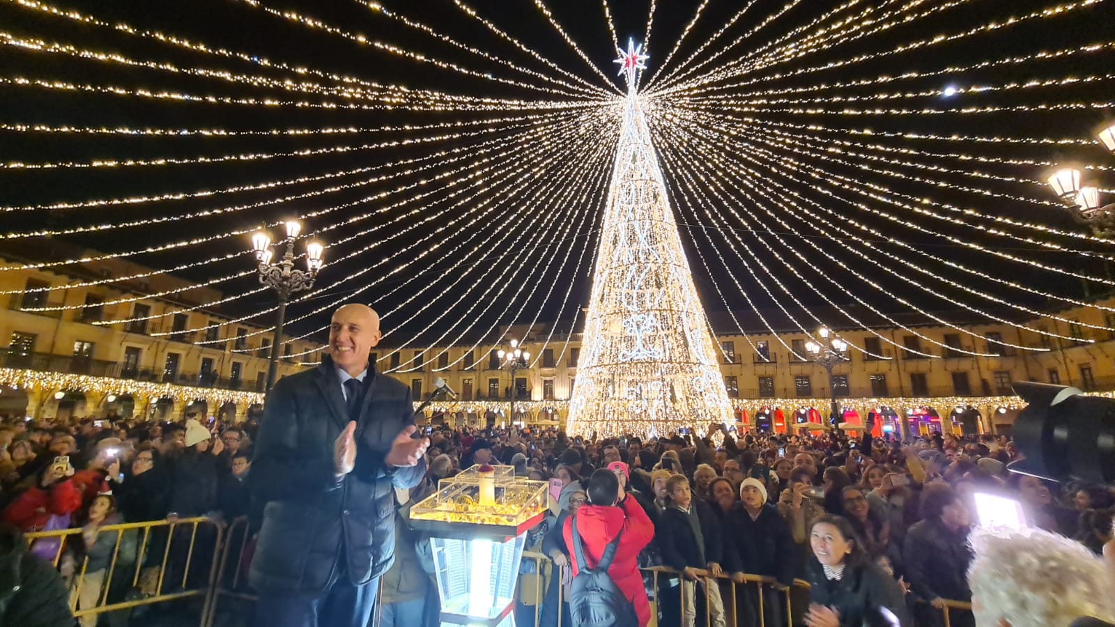 Inaugurado el alumbrado navideño de León