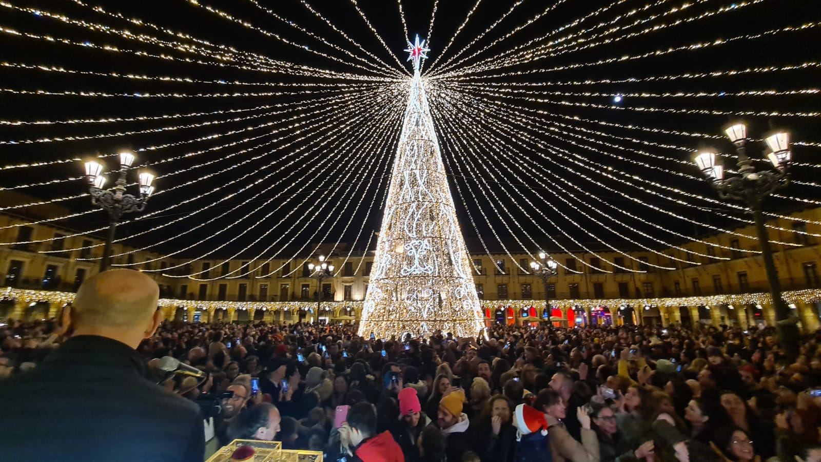 Inaugurado el alumbrado navideño de León