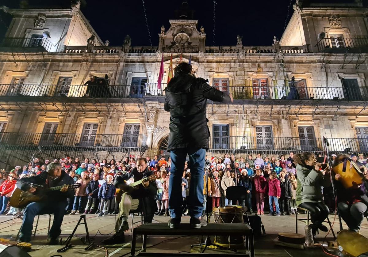 Imagen principal - La nieve ilumina la Navidad en León