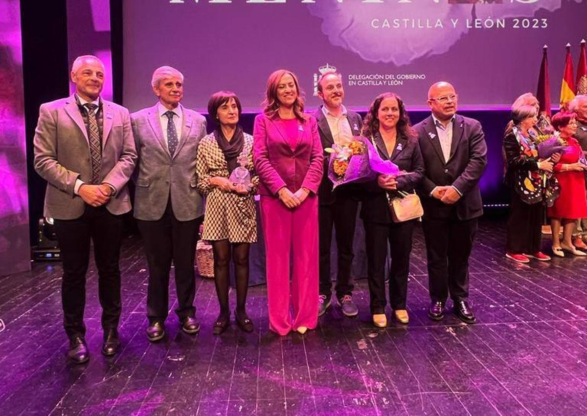 Imagen secundaria 1 - Entrega de la Menina a Adelina Rodríguez Pacios y el resto de premiados.