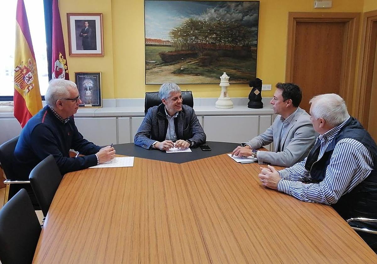 Reunión del delegado de la Junta con el colectivo.