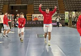 Calentamiento en directo de los jugadores del Ademar en el Palacio de los Deportes.