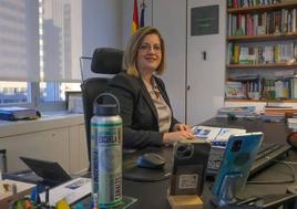 La presidenta de Adif, María Luisa Domínguez, en su despacho en la sede central de la empresa pública.