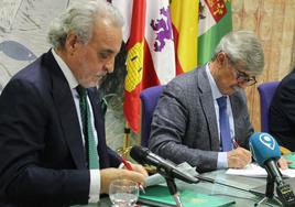 Fernando Muñoz y García Marín firman el acuerdo.