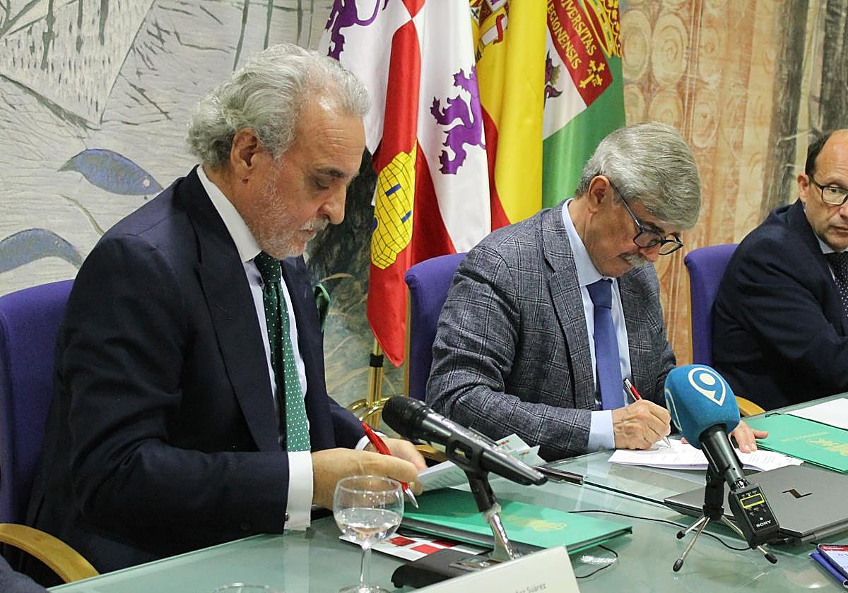 Fernando Muñoz y García Marín firman el acuerdo.