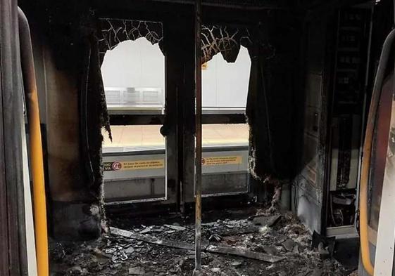 Así quedó el vagón en el que explotó un patinete eléctrico en el metro de Madrid en octubre.