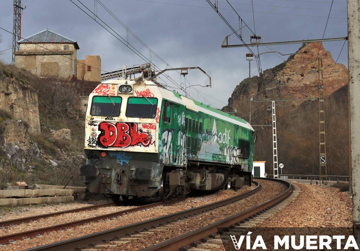 Imagen de la estación de tren de León, repleta, esperando el bus que suple al tráfico ferroviario.