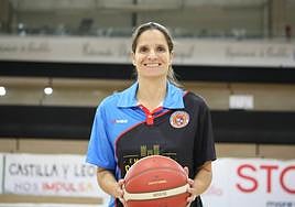 Bea Pacheco posa ya como nueva entrenadora del Pajariel Bembibre.