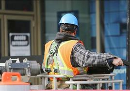 Un trabajador durante una jornada laboral.