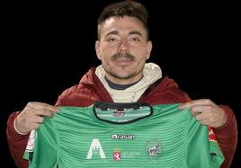 Diego Peláez posa con la camiseta del Atlético Astorga sobre el césped de La Eragudina.