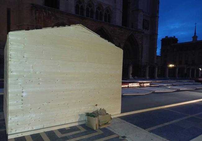 La primera caseta montada del mercadillo navideño a los pies de la Catedral de León.