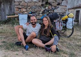 Jairo y Sandra junto a sus bicicletas durante su viaje.