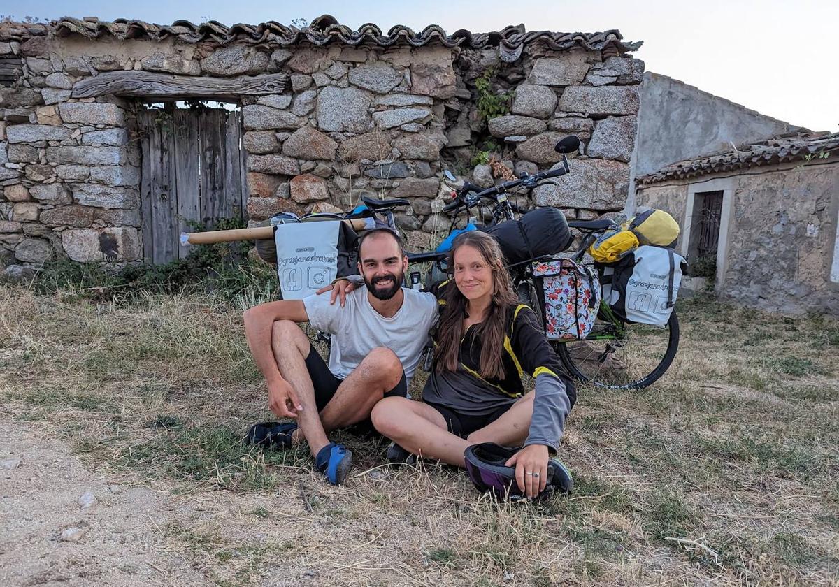 Jairo y Sandra junto a sus bicicletas durante su viaje.