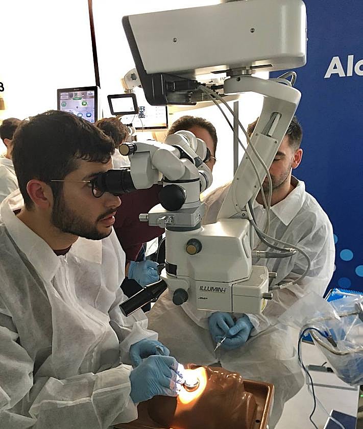 Imagen secundaria 2 - Realidad virtual y ojos biónicos para formar a los nuevos oftalmólogos de León