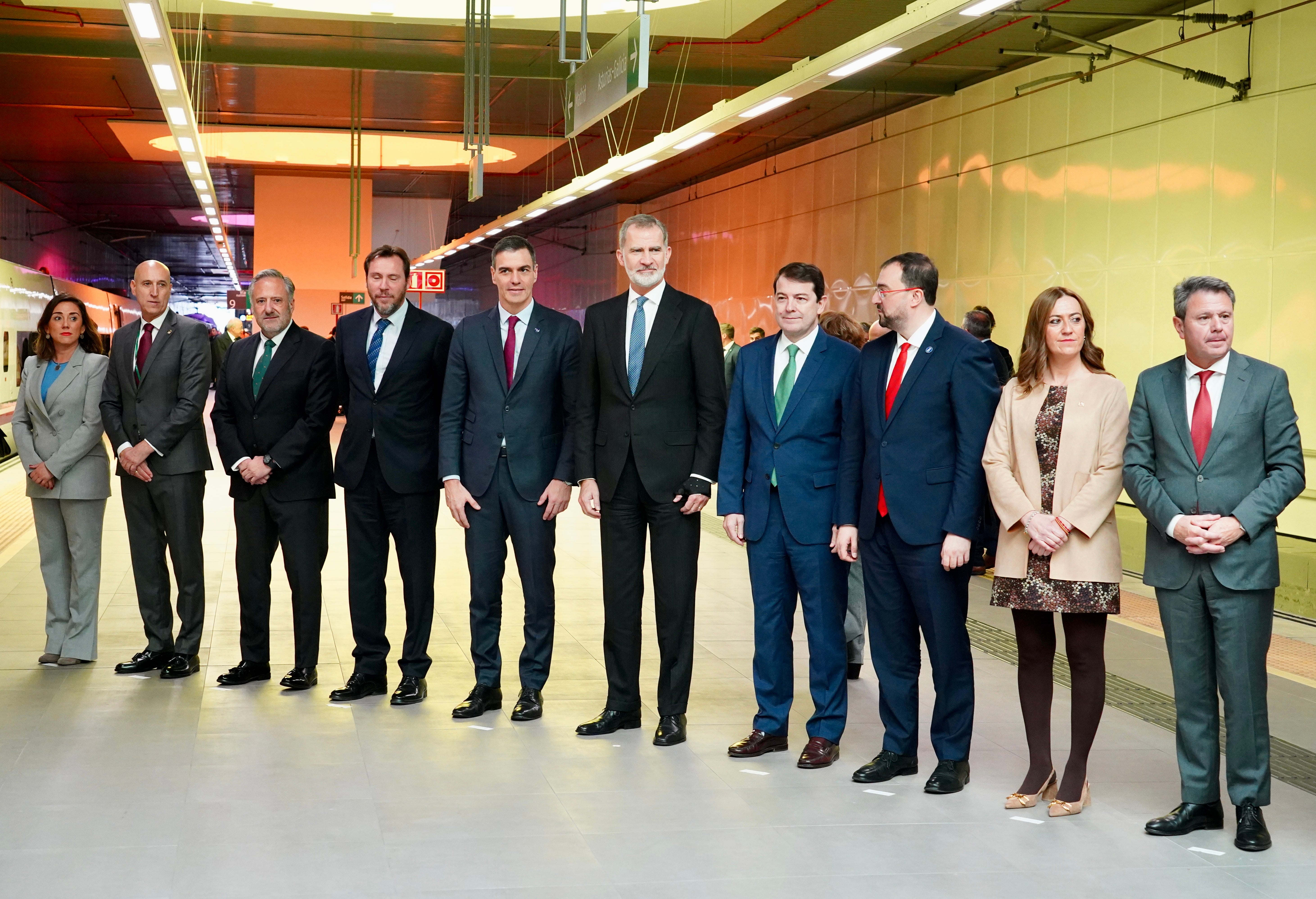 Foto de familia en el acto inaugural de la variante de Pajares en la estación del AVE de León.