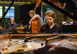 Manuel Borraz es un pianista, improvisador y compositor de Madrid.