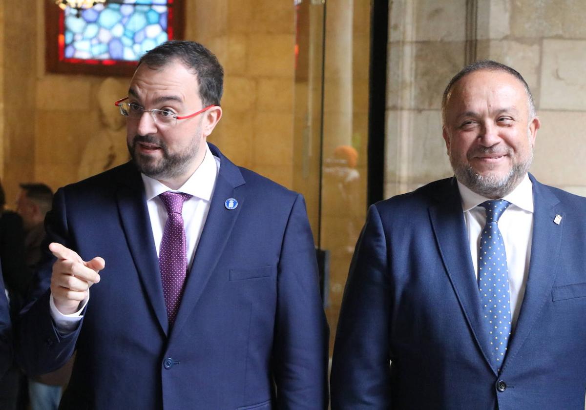 Adrián Barbón junto a Gerardo Álvarez Courel en la visita a la Diputación de León.