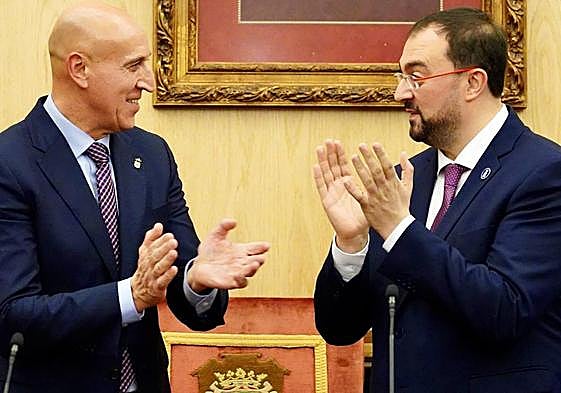 La corporación municipal presidida por el alcalde de León, José Antonio Diez, recibe al presidente del Principado de Asturias, Adrián Barbón, en el Ayuntamiento de León.