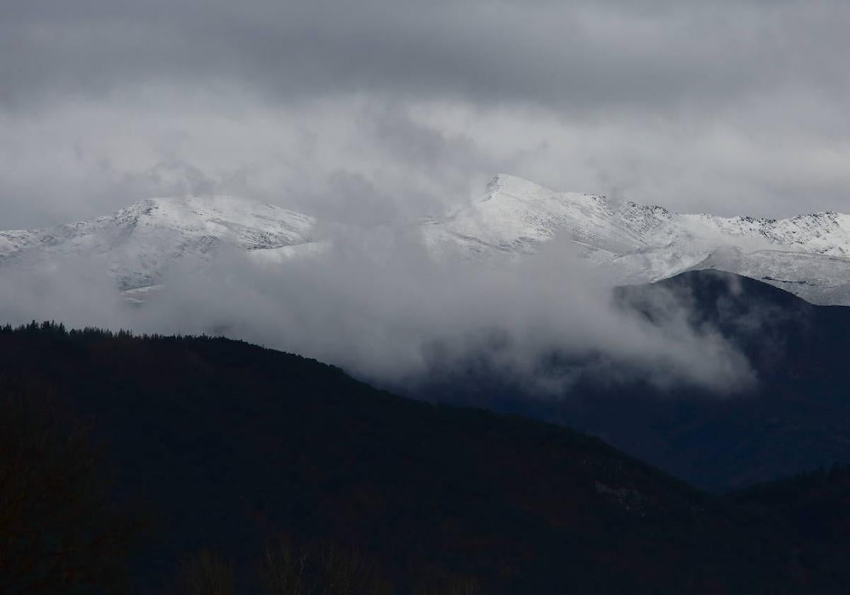 Nieve en las cumbres de la cordillera Cantábrica.