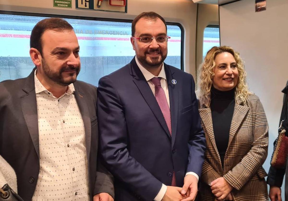 Adrián Barbón, presidente de Asturias, en el tren de viaje a su visita institucional a León.