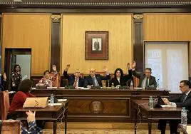 Imagen de la votación del pleno del Ayuntamiento de León.