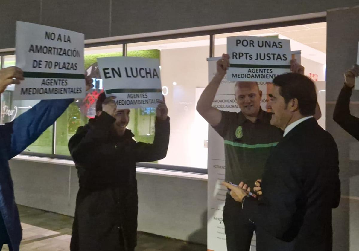 Suárez-Quiñones fue recibido con protestas de varios agentes medioambientales en León.