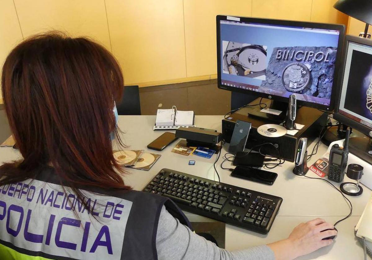 Imagen de las investigaciones por la policía para dar con los estafadores.