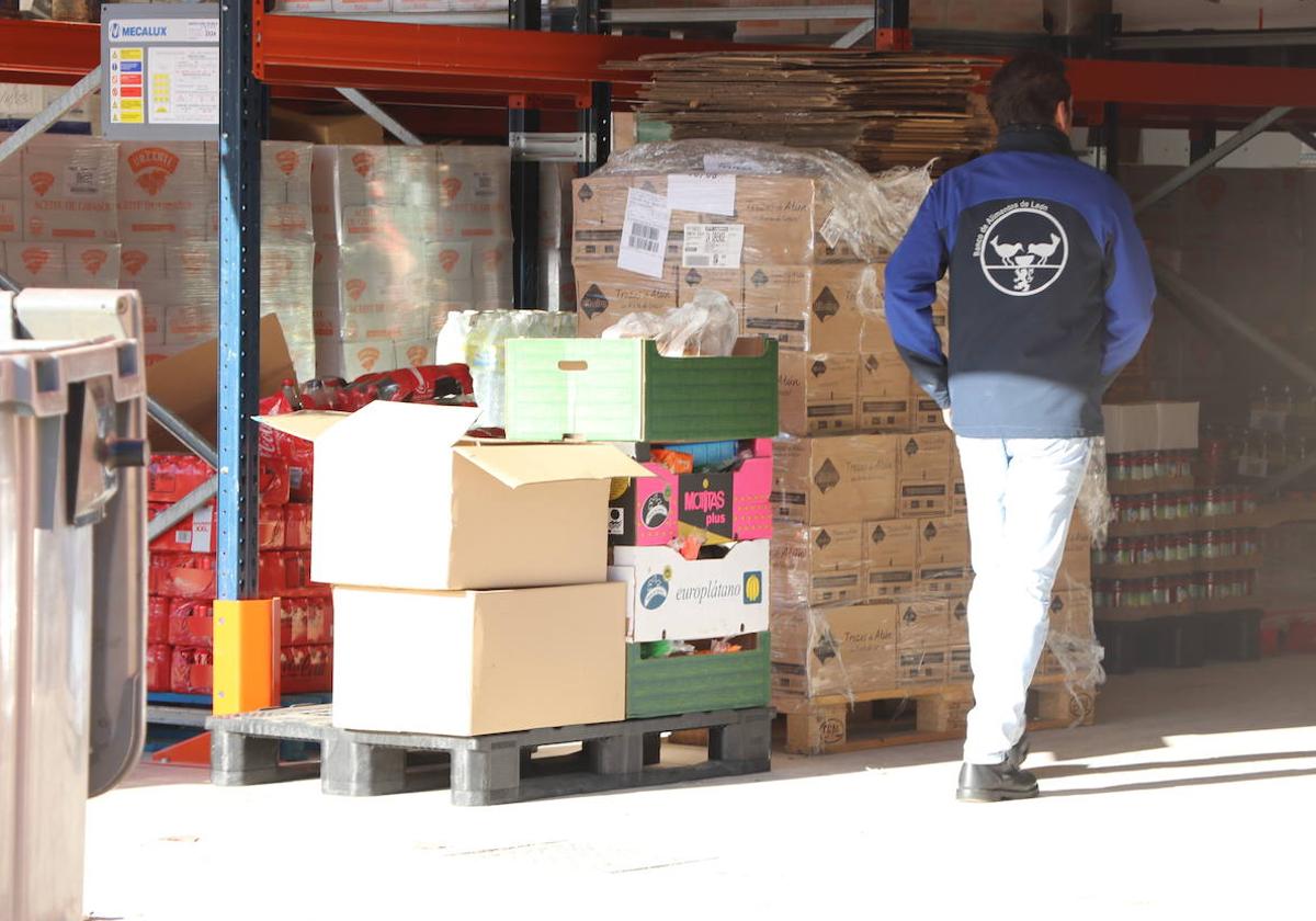 Un voluntario del Banco de Alimentos en la nueva sede de León.