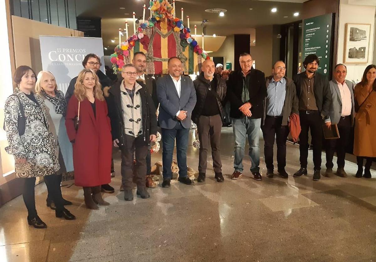 Foto de familia de los premiados en los Premios Concejo.